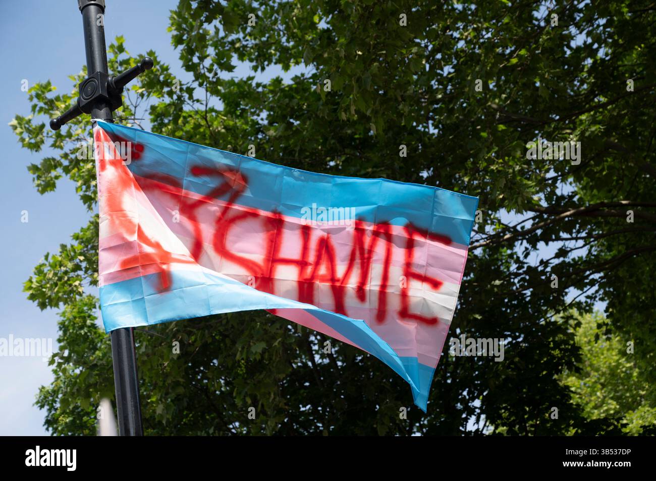 1. Mai 2025 feiert den Tag des Mai. Clerkenwell Green, London. Transgender-Flag mit Wort Scham hinzugefügt. Stockfoto