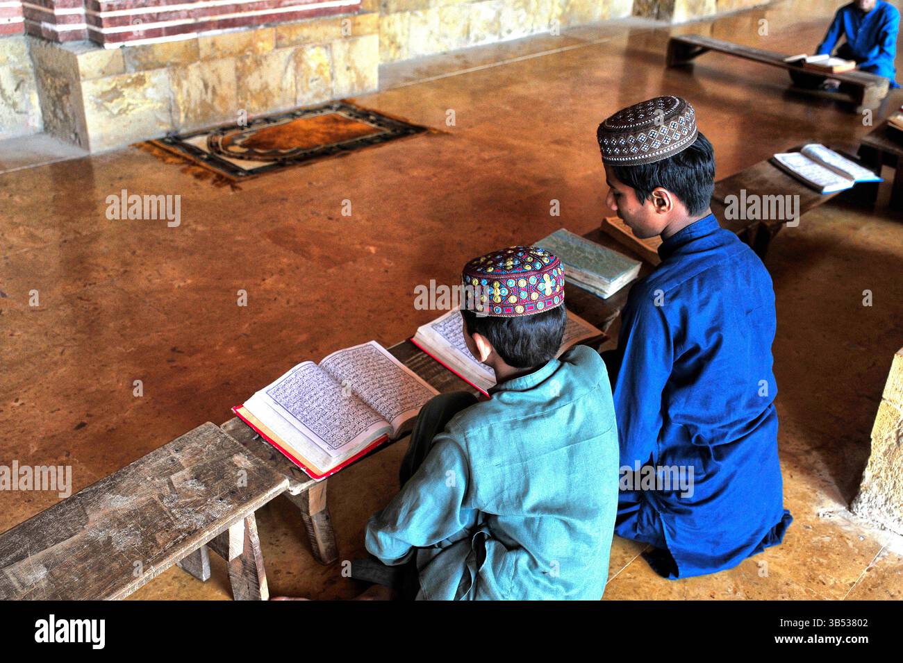 Religiöse Schüler studieren das heilige Buch Koran der Madrassa (religiöse Schule) in Pakistan Stockfoto