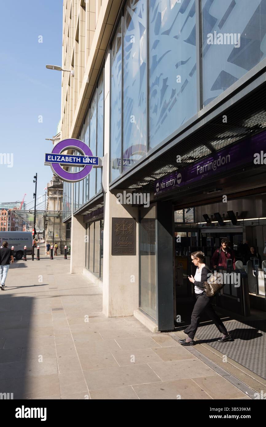 Die neue Elizabeth Line Beschilderung an der Farringdon Crossrail Station, London, England, Großbritannien Stockfoto