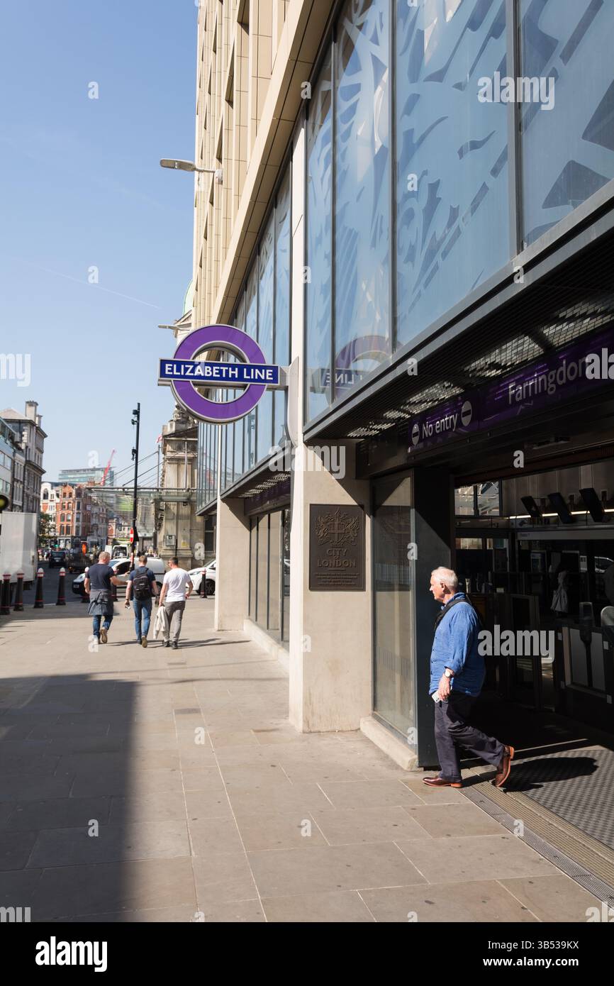 Die neue Elizabeth Line Beschilderung an der Farringdon Crossrail Station, London, England, Großbritannien Stockfoto