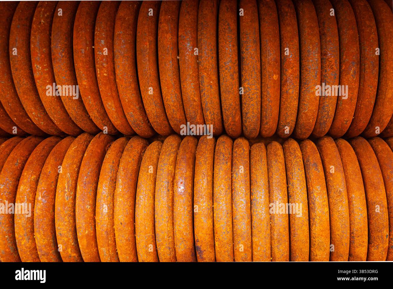 Aufeinander gestapelte Roststahlringe zur Ladungssicherung, Draufsicht. Brecherwalzen. Stockfoto