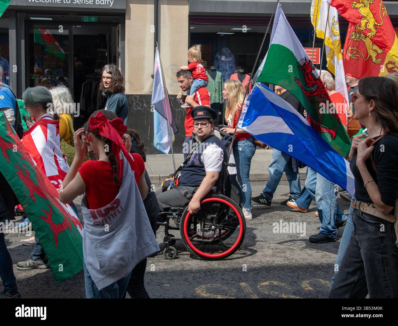Barry, Wales, Großbritannien. 26. April 2025: Eine prowalisische Unabhängigkeitskundgebung im sonnigen Barry. Stockfoto