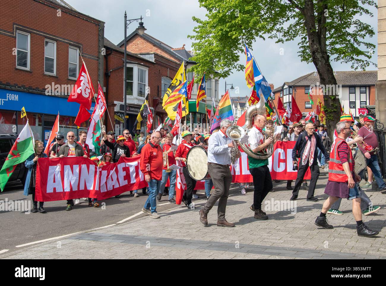 Barry, Wales, Großbritannien. 26. April 2025: Eine prowalisische Unabhängigkeitskundgebung im sonnigen Barry. Stockfoto