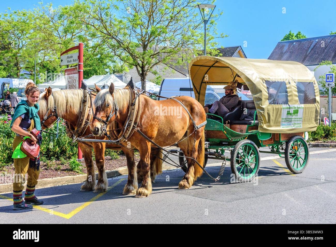 „Une Autre Vie“-Bus und Pferde warten darauf, Passagiere durch die örtliche Stadt und Landschaft von Yzeures-sur-Creuse, Indre-et-Loire (37), Frankreich zu bringen. Stockfoto