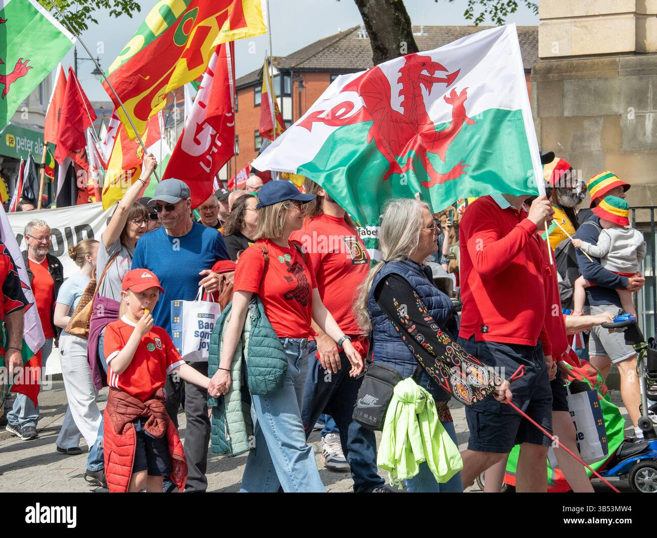 Barry, Wales, Großbritannien. 26. April 2025: Eine prowalisische Unabhängigkeitskundgebung im sonnigen Barry. Stockfoto