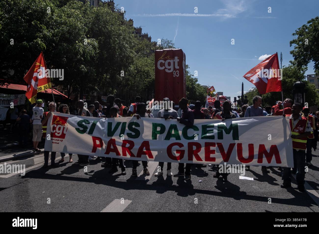 Paris, Frankreich. Mai 2025. CGT 93 Prozession. Die Demonstranten halten ein Plakat, das den lateinischen Satz „si Vis pacem par bellum“ (wenn Sie Frieden wollen, bereiten Sie sich auf den Krieg vor) verzerrt, par si Vis pacem para grevum (wenn Sie Frieden wollen, bereiten Sie sich auf einen Streik vor). Demonstration am 1. Mai zum Labor Day. Mai 2025. Paris, Frankreich. - 01/05/2025 - Frankreich/Paris/Paris - Michael Bunel/Le Pictorium Credit: LE PICTORIUM/Alamy Live News Stockfoto