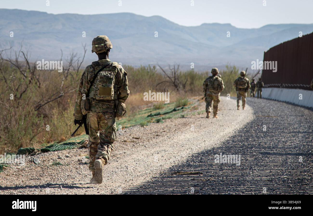 US-Soldaten, die dem 3. Zug, der Bravo-Kompanie, dem 1. Bataillon, dem 12. Infanterieregiment, zugeteilt wurden, führen am 31. März 2025 eine abgesenkte Truppenpatrouille entlang der südlichen Grenze außerhalb der Sierra Blanca, Texas, durch. Unter der Leitung des U.S. Northern Command bündelt die Joint Task Force – Southern Border die Bemühungen, die südliche Grenze abzuschotten und illegale Aktivitäten abzuwehren, und ist für umfassende, agile und domänenübergreifende Operationen verantwortlich, die effektivere und effizientere Operationen des Verteidigungsministeriums ermöglichen. (US Army Video von PFC. Malik Waddy-Fiffee) Stockfoto