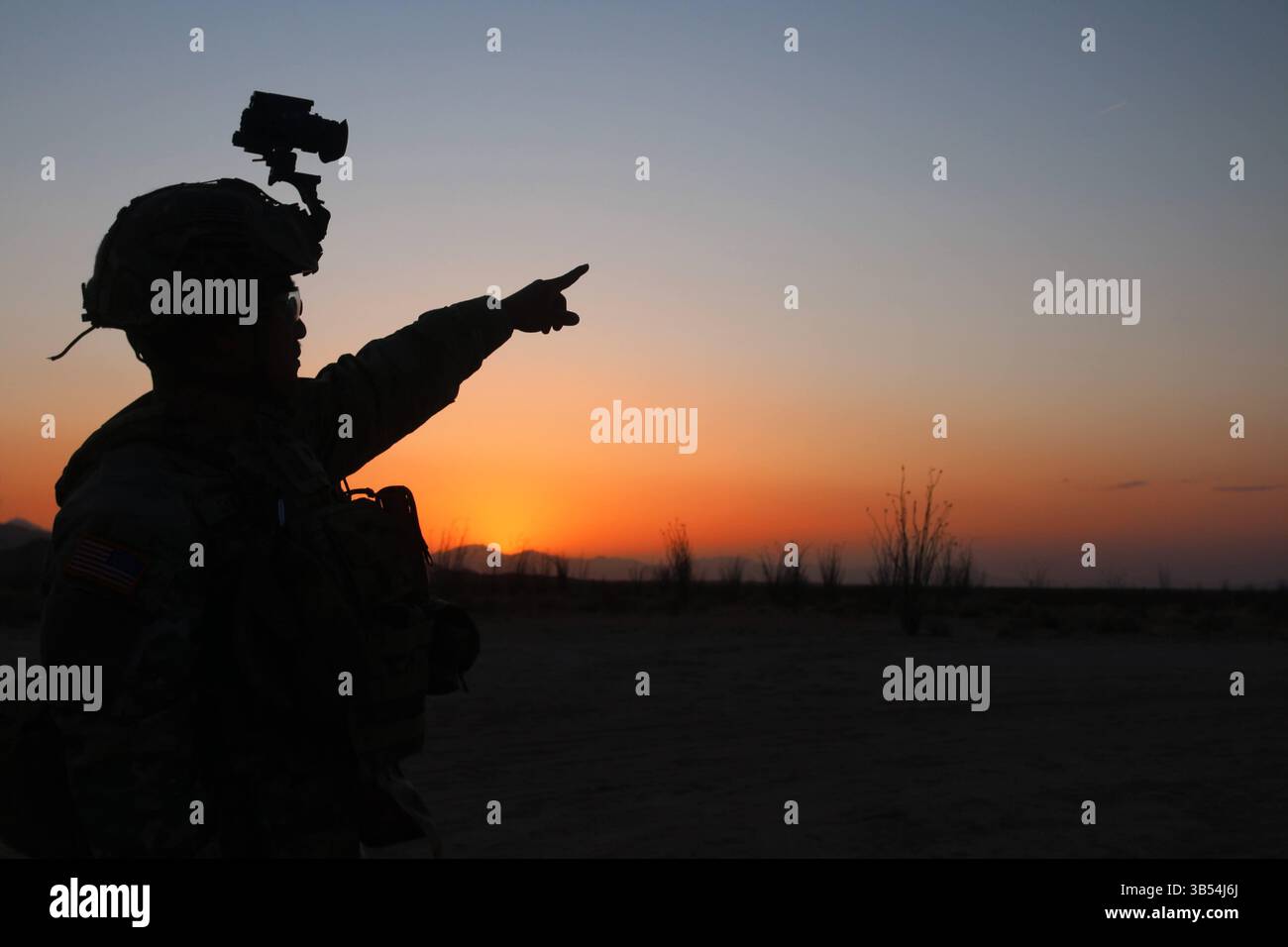 US-Soldat aus Hauptquartier und Hauptquartier, 759. Militärpolizeibataillon, der der Joint Task Force - Southern Border zugewiesen ist, passt Nachtbeobachtungsgeräte bei Sonnenuntergang an, während er am 18. April 2025 in Wellton, Ariz, trainiert, um die Bereitschaft zu wahren. Unter der Leitung des U.S. Northern Command bündelt die Joint Task Force – Southern Border die Bemühungen, die südliche Grenze abzuschotten und illegale Aktivitäten abzuwehren, und ist für umfassende, agile und domänenübergreifende Operationen verantwortlich, die effektivere und effizientere Operationen des Verteidigungsministeriums ermöglichen. (Foto der US-Armee von Leutnant Erica Esterly) Stockfoto