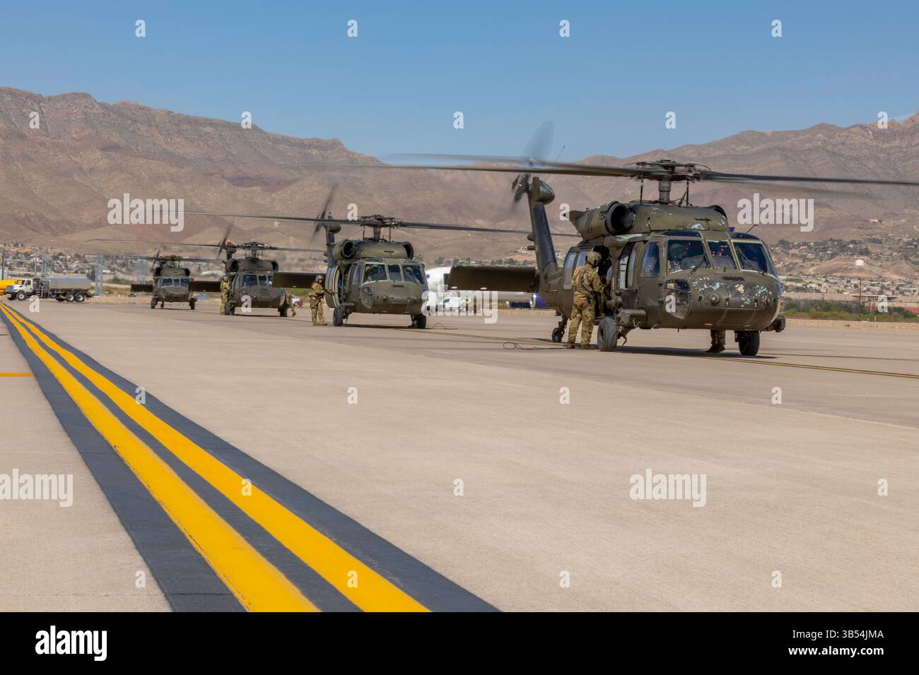 US-Verteidigungsminister Pete Hegseth trifft mit einem Hubschrauberflugzeug UH-60 Blackhawk ein, um US-Soldaten zu treffen, die der Joint Task Force - Southern Border zugewiesen sind und die Errichtung der New Mexico National Defense Area (NMNDA) in Fort Bliss, Texas, am 25. April 2025 unterstützen. Die Mitglieder des US-amerikanischen Northern Command (USNORTHCOM) wurden mit der Befugnis beauftragt und angewiesen, Sicherheitsmaßnahmen in der New Mexico National Defense Area (NMNDA) durchzuführen. Unter der Leitung von USNORTHCOM hat die Joint Task Force – Southern Border die Aufgabe, die territoriale Integrität der zu gewährleisten Stockfoto