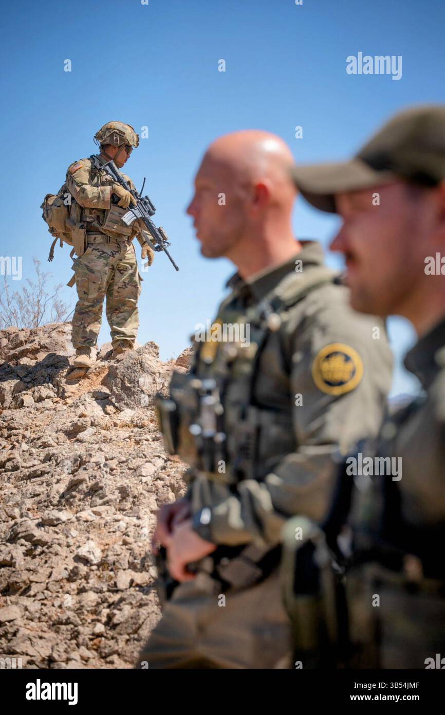 So Doe mit dem Hauptquartier und dem Hauptquartier-Detachment, 759. Militärpolizeibataillon, zugewiesen zur Joint Task Force - Southern Border and Border Patrol Agenten führen Aufspürungs- und Überwachungsoperationen von einem Beobachtungsposten in der Nähe von Wellton, Ariz., 23. April 2025 durch. Unter der Leitung des U.S. Northern Command bündelt die Joint Task Force – Southern Border die Bemühungen, die südliche Grenze abzuschotten und illegale Aktivitäten abzuwehren, und ist für umfassende, agile und domänenübergreifende Operationen verantwortlich, die effektivere und effizientere Operationen des Verteidigungsministeriums ermöglichen. (Foto der US-Armee von 2. Lieutenant Stockfoto