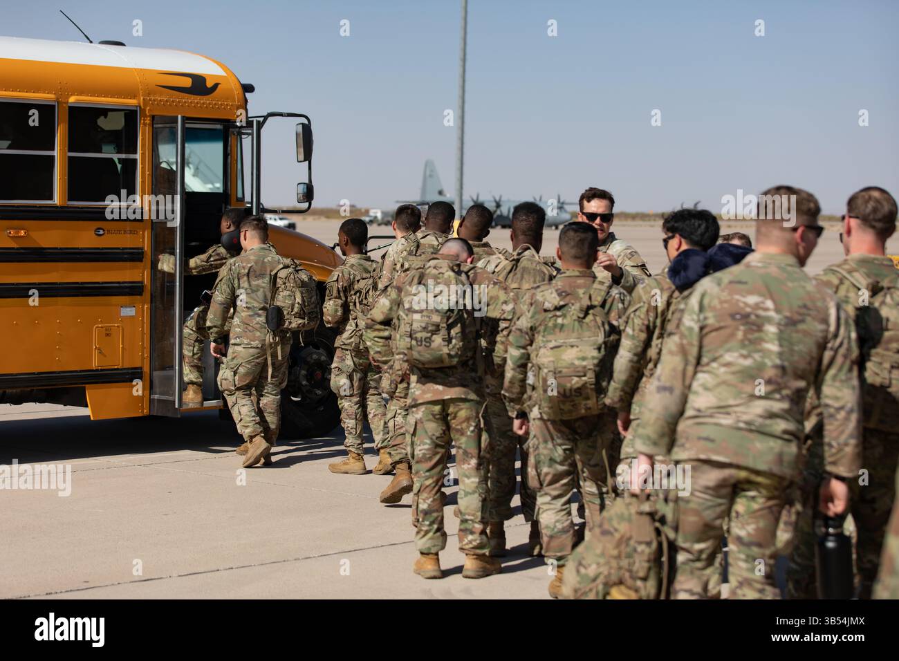US-Soldaten aus dem 41st Engineer Battalion, 10th Mountain Division, die der Joint Task Force - Southern Border (JTF-SB) zugewiesen wurden, beladen sie am 25. April 2025 in Busse, um sie zu ihrer Unterkunft auf dem Biggs Army Airfield, Fort Bliss, Texas, zu bringen. Unter der Leitung des U.S. Northern Command bündelt das JTF-SB die Bemühungen, die südliche Grenze zu besiegeln und illegale Aktivitäten abzuwehren, und ist für umfassende, agile und domänenübergreifende Operationen verantwortlich, die effektivere und effizientere DoD-Operationen ermöglichen. (Foto der US-Armee von SPC. Michael Graf) Stockfoto