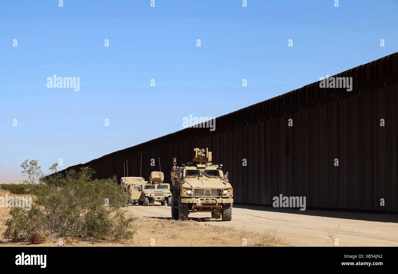 US-Soldaten aus dem Hauptquartier und dem Hauptquartier, 759. Militärpolizeibataillon, das der Joint Task Force - Southern Border zugewiesen ist, führen am 25. April 2025 eingesetzte Kontrolloperationen entlang der Landesgrenze bei Yuma, Ariz. Durch. Unter der Leitung des U.S. Northern Command bündelt die Joint Task Force – Southern Border die Bemühungen, die südliche Grenze abzuschotten und illegale Aktivitäten abzuwehren, und ist für umfassende, agile und domänenübergreifende Operationen verantwortlich, die effektivere und effizientere Operationen des Verteidigungsministeriums ermöglichen. (Foto der US-Armee von Leutnant Erica Esterly) Stockfoto