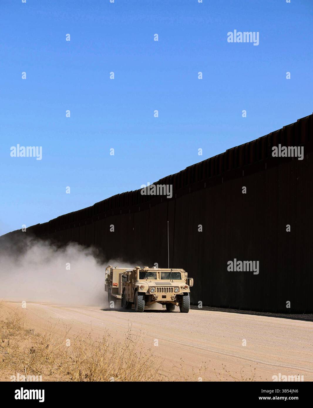 US-Soldaten aus dem Hauptquartier und dem Hauptquartier, 759. Militärpolizeibataillon, Joint Task Force - Southern Border führen am 25. April 2025 eingesetzte Kontrolloperationen entlang der Grenze des Landes in der Nähe von Yuma, Ariz. Durch. Unter der Leitung des U.S. Northern Command bündelt die Joint Task Force – Southern Border die Bemühungen, die südliche Grenze abzuschotten und illegale Aktivitäten abzuwehren, und ist für umfassende, agile und domänenübergreifende Operationen verantwortlich, die effektivere und effizientere Operationen des Verteidigungsministeriums ermöglichen. (Foto der US-Armee von Leutnant Erica Esterly) Stockfoto