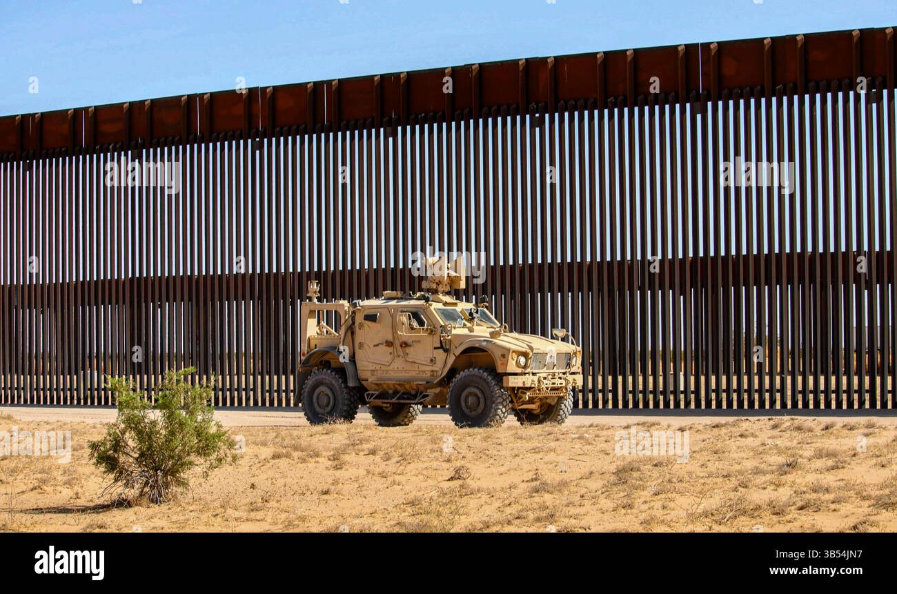 US-Soldaten aus dem Hauptquartier und dem Hauptquartier, 759. Militärpolizeibataillon, das der Joint Task Force - Southern Border zugewiesen ist, führen am 25. April 2025 eingesetzte Kontrolloperationen entlang der Landesgrenze bei Yuma, Ariz. Durch. Unter der Leitung des U.S. Northern Command bündelt die Joint Task Force – Southern Border die Bemühungen, die südliche Grenze abzuschotten und illegale Aktivitäten abzuwehren, und ist für umfassende, agile und domänenübergreifende Operationen verantwortlich, die effektivere und effizientere Operationen des Verteidigungsministeriums ermöglichen. (Foto der US-Armee von Leutnant Erica Esterly) Stockfoto