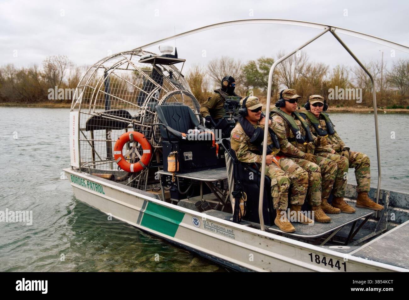 US-Zoll- und Grenzschutzbeamte führen Seearbeiten zusammen mit US-Soldaten durch, die dem 759. Militärpolizeibataillon zugewiesen sind, um wertvolle Erkenntnisse über maritime Taktiken und Strategien zur Sicherung der südlichen Grenzen des Landes in Del Rio, Texas, am 7. März 2025 zu teilen. Das U.S. Northern Command arbeitet mit dem Department of Homeland Security zusammen, um den US-Zoll und den Grenzschutz entlang der südlichen Grenze mit zusätzlichen Militärkräften zu erweitern. (Foto der US-Armee) Stockfoto