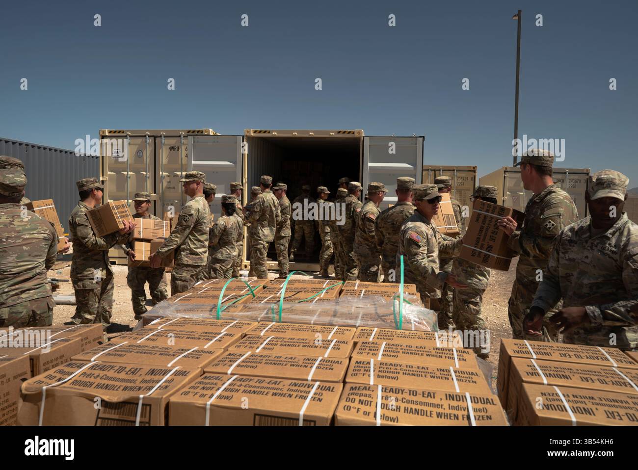 US-Soldaten, die dem 2. Stryker Brigade Combat Team der 4. Infanteriedivision zugeteilt wurden, erhalten am 18. März 2025 Paletten bei Alpine, Texas, um Operationen an der südlichen Grenze zu unterstützen. Das U.S. Northern Command arbeitet mit dem Department of Homeland Security zusammen, um den US-Zoll und den Grenzschutz entlang der südlichen Grenze mit zusätzlichen Militärkräften zu erweitern. (Foto der US-Armee von Leutnant Marcelo Marta) Stockfoto