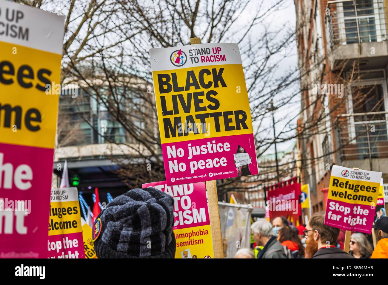 Black Lives Matter protestieren mit Aktivisten, die Schilder halten. London, UK, 16. März 2024 Stockfoto