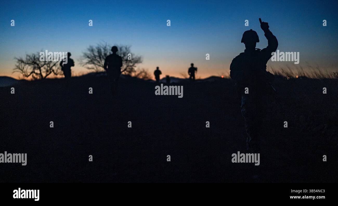 US-Soldaten aus der Bravo Kompanie, 2. Bataillon, 12. Infanterieregiment, der Joint Task Force - Southern Border zugewiesen, navigieren durch das Gelände, während sie auf Patrouille entlang der südlichen Grenze bei Nogales, Ariz, 23. März 2025. Am 20. März 2025 genehmigte der Verteidigungsminister eine verstärkte Aufspürungs- und Überwachungsunterstützung für den US-Zoll- und Grenzschutz (CBP), die es Mitgliedern des Militärdienstes ermöglichte, zu Fuß zu patrouillieren oder militärische taktische Fahrzeuge einzusetzen, um vermutete illegale Aktivitäten der CBP zu melden. Unter der Leitung des U.S. Northern Command bündelt die JTF-SB die Bemühungen, die südliche Grenze zu besiegeln Stockfoto