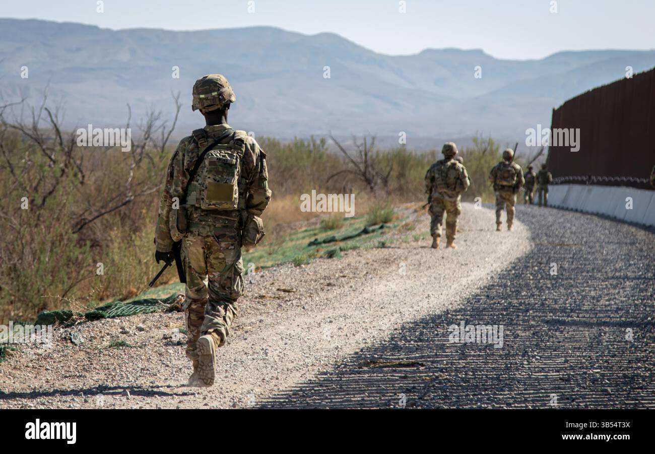 US-Soldaten, die dem 3. Zug, der Bravo-Kompanie, dem 1. Bataillon, dem 12. Infanterieregiment, zugeteilt wurden, führen am 31. März 2025 eine abgesenkte Truppenpatrouille entlang der südlichen Grenze außerhalb der Sierra Blanca, Texas, durch. Unter der Leitung des U.S. Northern Command bündelt die Joint Task Force – Southern Border die Bemühungen, die südliche Grenze abzuschotten und illegale Aktivitäten abzuwehren, und ist für umfassende, agile und domänenübergreifende Operationen verantwortlich, die effektivere und effizientere Operationen des Verteidigungsministeriums ermöglichen. (US Army Video von PFC. Malik Waddy-Fiffee) Stockfoto