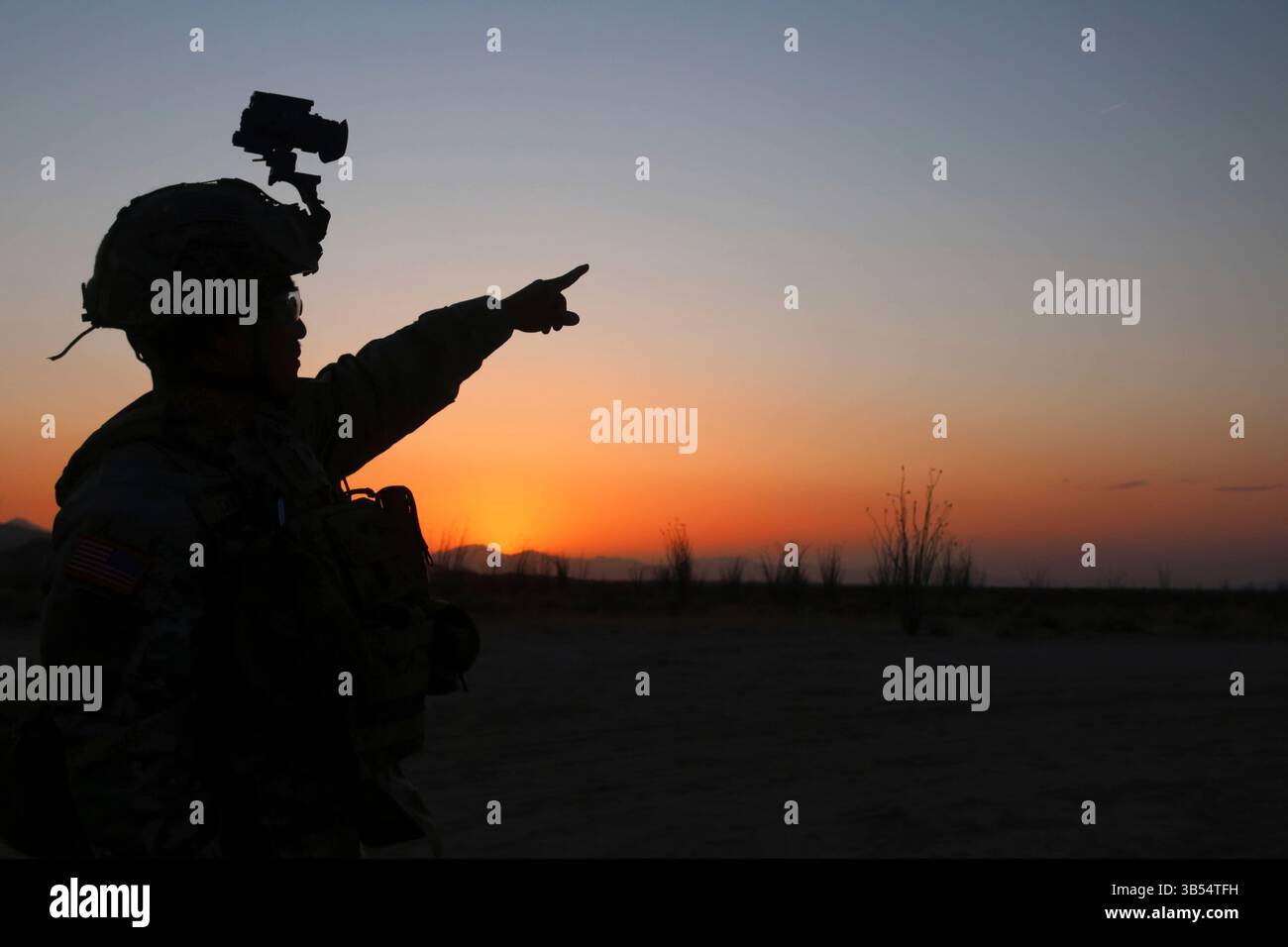 US-Soldat aus Hauptquartier und Hauptquartier, 759. Militärpolizeibataillon, der der Joint Task Force - Southern Border zugewiesen ist, passt Nachtbeobachtungsgeräte bei Sonnenuntergang an, während er am 18. April 2025 in Wellton, Ariz, trainiert, um die Bereitschaft zu wahren. Unter der Leitung des U.S. Northern Command bündelt die Joint Task Force – Southern Border die Bemühungen, die südliche Grenze abzuschotten und illegale Aktivitäten abzuwehren, und ist für umfassende, agile und domänenübergreifende Operationen verantwortlich, die effektivere und effizientere Operationen des Verteidigungsministeriums ermöglichen. (Foto der US-Armee von Leutnant Erica Esterly) Stockfoto