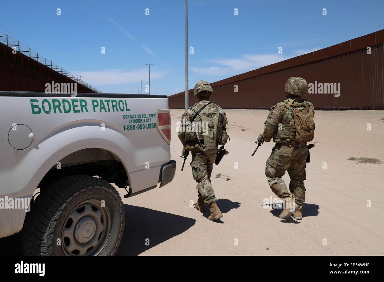 Mikani Medrano und Luis Alvarez, von der 23. Militärpolizeikompanie, 759. Militärpolizeibataillon, wurden am 21. April 2025 der Joint Task Force - Southern Border Patrouille an der südlichen Grenze in Yuma, Ariz, zugewiesen. Unter der Leitung des U.S. Northern Command koordiniert die Joint Task Force - Southern Border die Bemühungen, die südliche Grenze abzuschotten und illegale Aktivitäten abzuwehren, und ist für umfassende, agile und domänenübergreifende Operationen verantwortlich, die effektivere und effizientere DoD-Operationen ermöglichen. (Foto der US-Armee von Sgt. Kimberly Villigran) Stockfoto