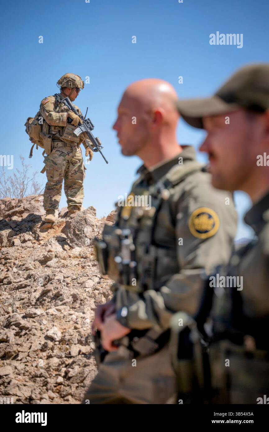 So Doe mit dem Hauptquartier und dem Hauptquartier-Detachment, 759. Militärpolizeibataillon, zugewiesen zur Joint Task Force - Southern Border and Border Patrol Agenten führen Aufspürungs- und Überwachungsoperationen von einem Beobachtungsposten in der Nähe von Wellton, Ariz., 23. April 2025 durch. Unter der Leitung des U.S. Northern Command bündelt die Joint Task Force – Southern Border die Bemühungen, die südliche Grenze abzuschotten und illegale Aktivitäten abzuwehren, und ist für umfassende, agile und domänenübergreifende Operationen verantwortlich, die effektivere und effizientere Operationen des Verteidigungsministeriums ermöglichen. (Foto der US-Armee von 2. Lieutenant Stockfoto