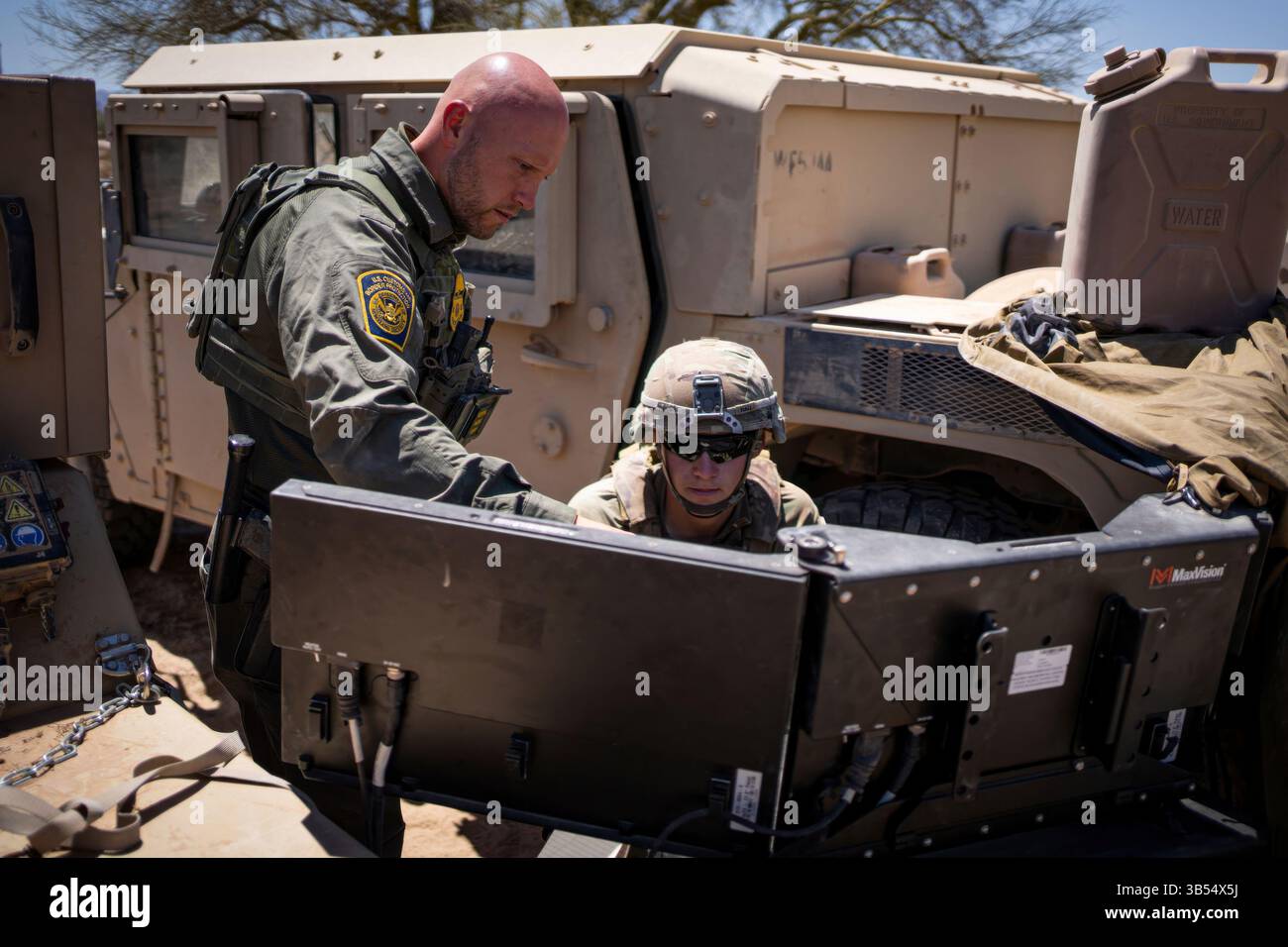 Connor Hall von der 23rd Military Police Company, 759th Military Police Battalion, der Joint Task Force - Southern Border zugewiesen wurde und am 23. April 2025 ein Grenzschutzbeamter mit Hilfe des bodenbasierten Operational Surveillance Systems (GBOSS(E)) in Wellton, Arizona, Kontrolloperationen durchführt. Unter der Leitung des U.S. Northern Command bündelt die Joint Task Force – Southern Border die Bemühungen, die südliche Grenze abzuschotten und illegale Aktivitäten abzuwehren, und ist für umfassende, agile und domänenübergreifende Operationen verantwortlich, die effektivere und effizientere Operationen des Verteidigungsministeriums ermöglichen. (US-Armee Stockfoto