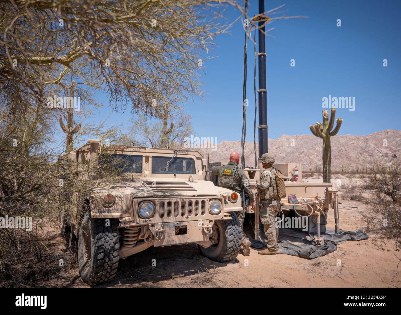 Lane Couliette der 23. Militärpolizeikompanie, 759. Militärpolizeibataillon, die der Joint Task Force - Southern Border zugewiesen ist und am 23. April 2025 einen Grenzpolizeibeamten in Wellton (Arizona) durchführt. Unter der Leitung des U.S. Northern Command bündelt die Joint Task Force – Southern Border die Bemühungen, die südliche Grenze abzuschotten und illegale Aktivitäten abzuwehren, und ist für umfassende, agile und domänenübergreifende Operationen verantwortlich, die effektivere und effizientere Operationen des Verteidigungsministeriums ermöglichen. (US AR Stockfoto