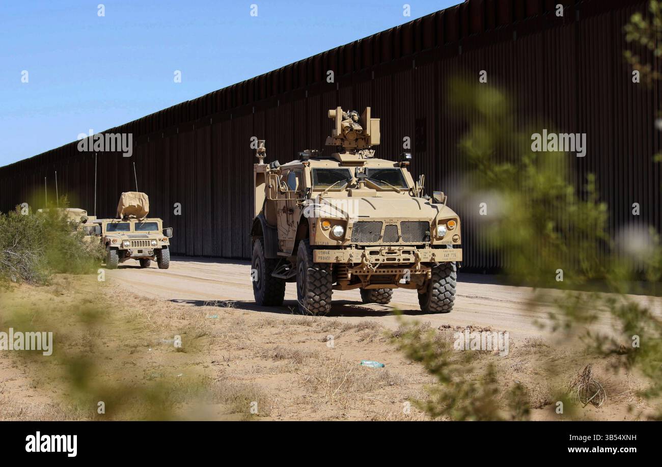 US-Soldaten aus dem Hauptquartier und dem Hauptquartier, 759. Militärpolizeibataillon, das der Joint Task Force - Southern Border zugewiesen ist, führen am 25. April 2025 eingesetzte Kontrolloperationen entlang der Landesgrenze bei Yuma, Ariz. Durch. Unter der Leitung des U.S. Northern Command bündelt die Joint Task Force – Southern Border die Bemühungen, die südliche Grenze abzuschotten und illegale Aktivitäten abzuwehren, und ist für umfassende, agile und domänenübergreifende Operationen verantwortlich, die effektivere und effizientere Operationen des Verteidigungsministeriums ermöglichen. (Foto der US-Armee von Leutnant Erica Esterly) Stockfoto