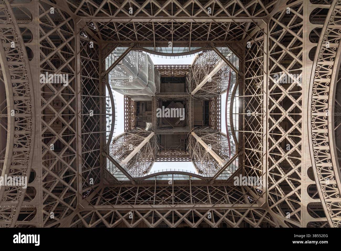 Flacher Blick auf den Eiffelturm in Paris, Frankreich Stockfoto