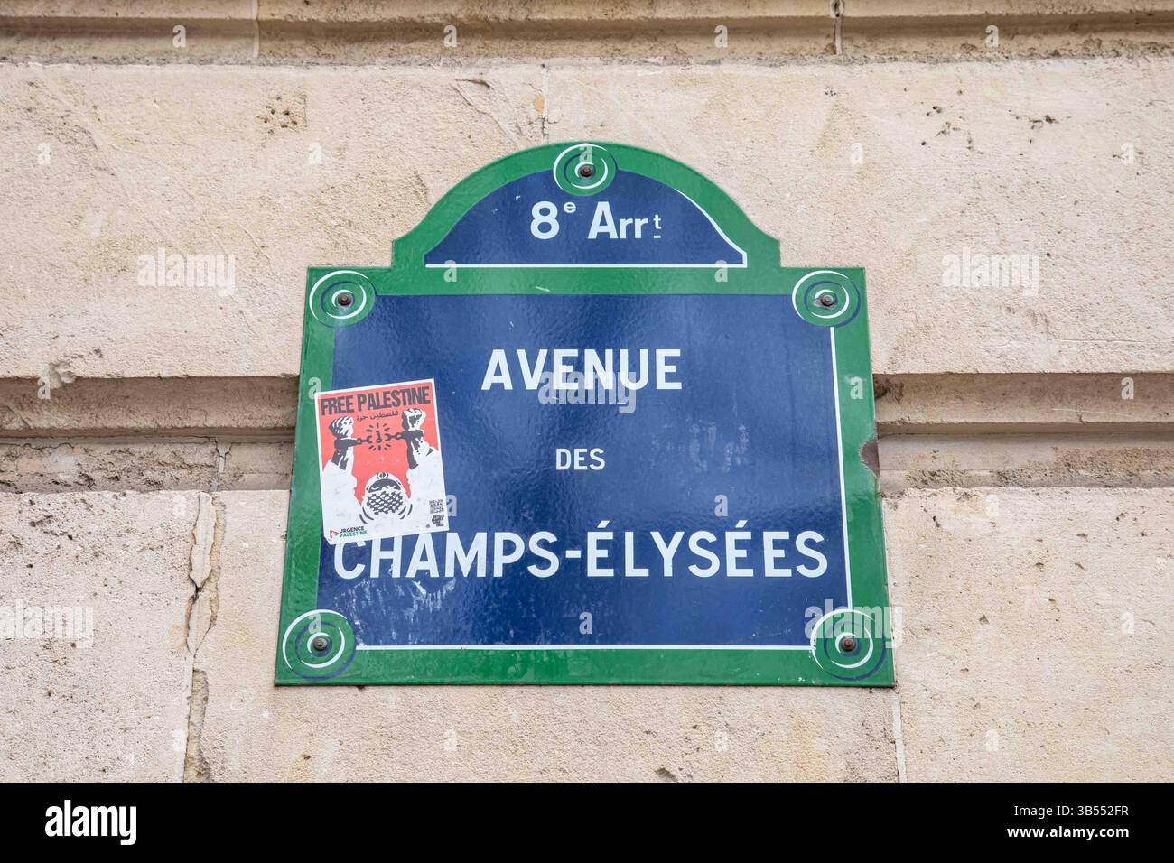 Straßenschild Avenue des Champs-Elysées mit Aufkleber Free Palestine im 8. Arrondissement von Paris, Frankreich Stockfoto