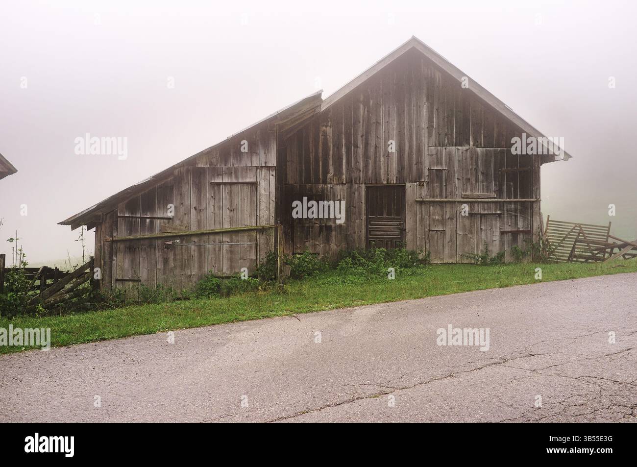 Alte Holzscheune im Nebel, Ravna Romanija, Bosnien und Herzegowina Stockfoto