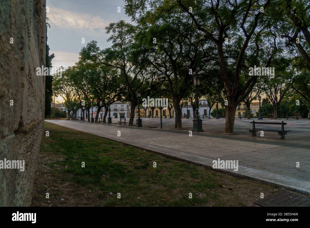 Ruhiger Park in der Abenddämmerung Stockfoto