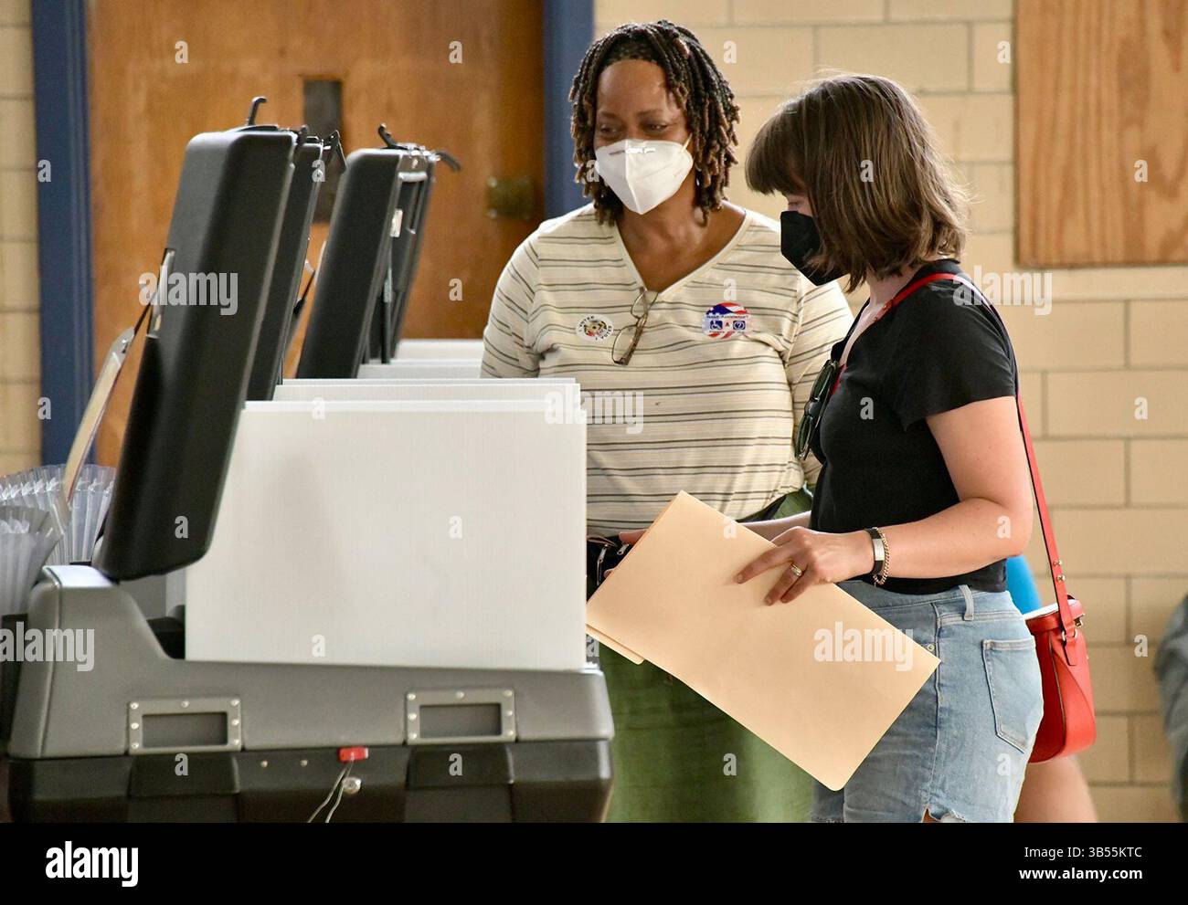 19. Juli 2022: Eine Wählerin gibt am ersten Wahltag im Schulungszentrum für öffentliche Sicherheit ihre Stimme mit Unterstützung einer Wahlhelferin ab. (Bild: © Amy Davis/Baltimore Sun über ZUMA Press Wire) Stockfoto