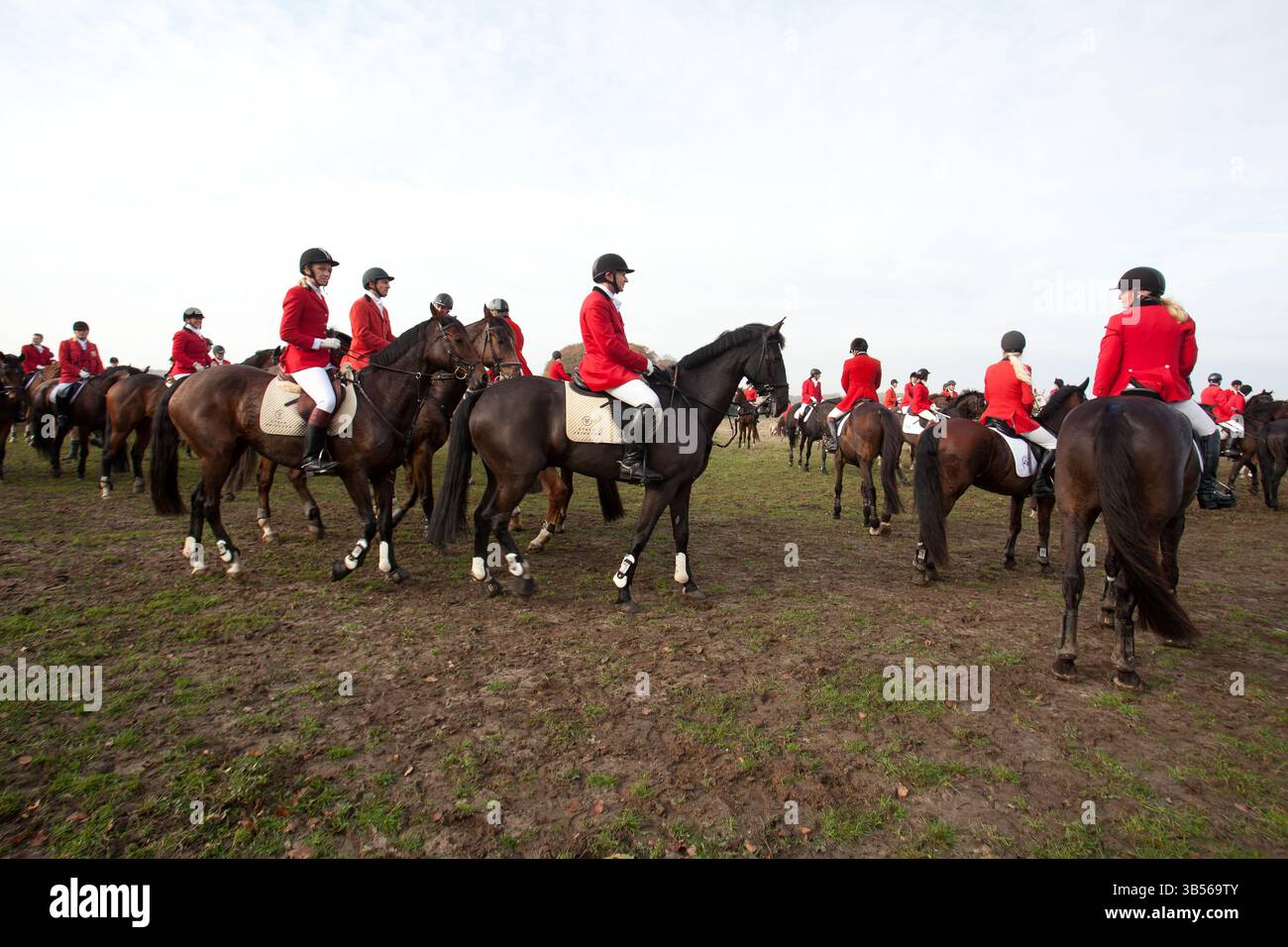Fahrer bei der Hubertusjagt 2014 in Dyrehaven nördlich von Kopenhagen. Die Hubertus-Jagd ist eine jährliche Veranstaltung im Deerpark in Klampenborg im Norden Stockfoto