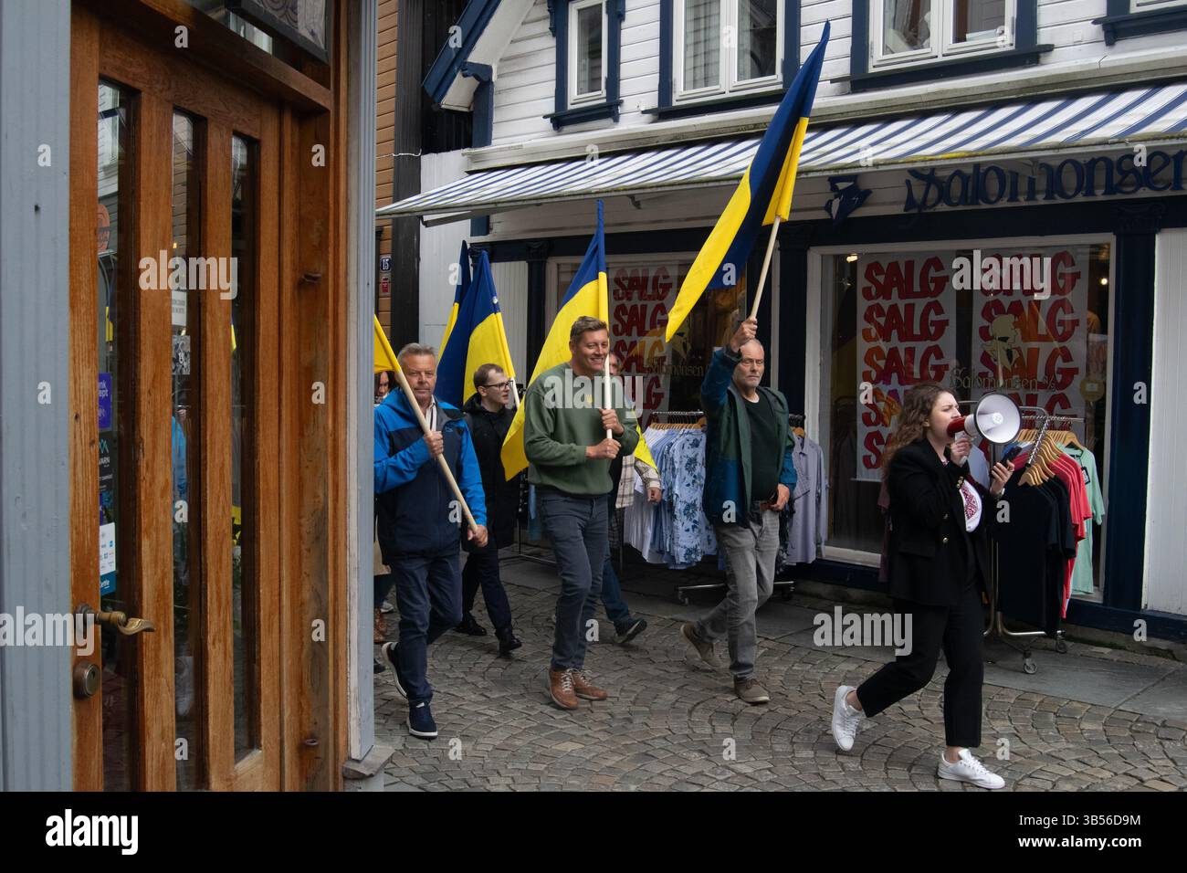 Stavanger, Norwegen. August 2024. Pro-ukrainische Demonstration und Demonstration mit Menschen, die ukrainische Fahnen halten. Stockfoto