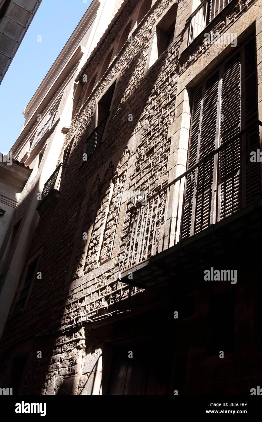 Fassade eines antiken Gebäudes im gotischen Viertel in der Nähe der Kirche Sant Just, Barcelona, Ciutat Vella, Spanien Stockfoto