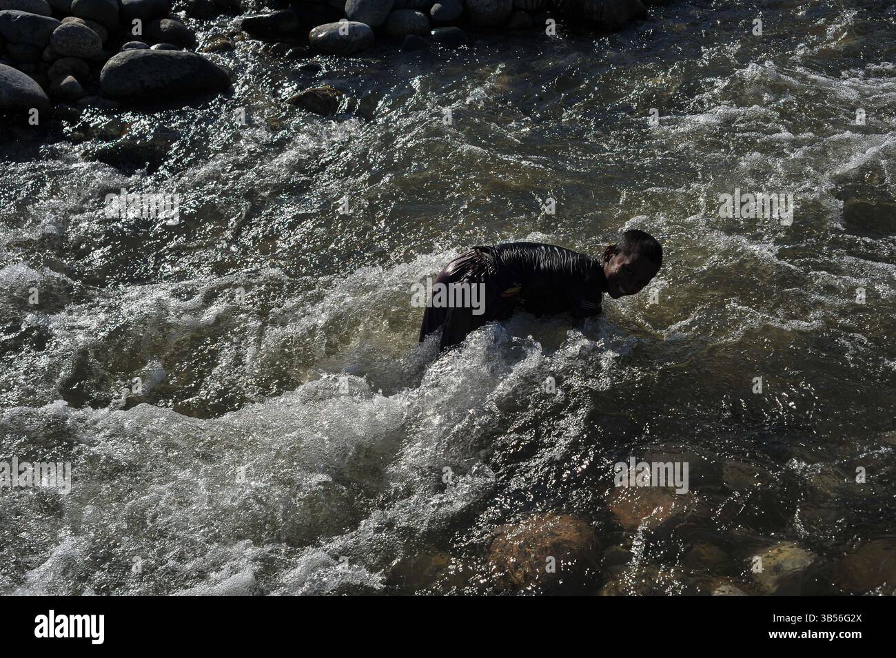 9. August 2022: Kindertouristen spielen im Piyain River of Jaflong Touristenort am Ufer der Meghalaya Bangladesch Grenzzone. Aufgrund der hohen Treibstoffpreise und der schrecklichen Hitze ging die Zahl der Touristen in diesem berühmten Touristenort von Bangladesch zurück. (Bild: © MD Rafayat Haque Khan/ZUMA Press Wire) Stockfoto