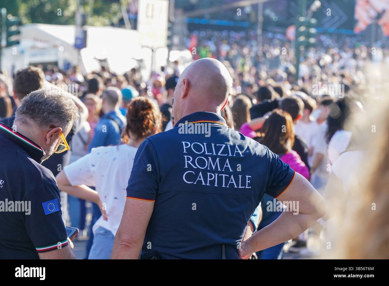 Polizia Roma Capitale beim Primo-Maggio-Konzert 2025 Rom, Italien, Europa, Primo Maggio 2025, Konzert, Tag der Arbeit, Polizeipräsenz, Polizia Roma Capitale, Sicherheit, Menschenmenge, CGIL CISL UIL, Ordnungskräfte, Großveranstaltung, 1. Mai, Stadtpolizei, Kontrolle, Gesellschaft, Veranstaltung *** Polizia Roma Capitale beim Primo Maggio Concert 2025 Rom, Italien, Europa, Primo Maggio 2025, Konzert, Labor Day, Polizeipräsenz, Polizia Roma Capitale, Sicherheit, Menschenmenge, CGIL CISL UIL, Strafverfolgung, Großveranstaltung, Maitag, Stadtpolizei, Kontrolle, Gesellschaft, Veranstaltung Copyright: xJOERANxSTEINSIEKx Stockfoto