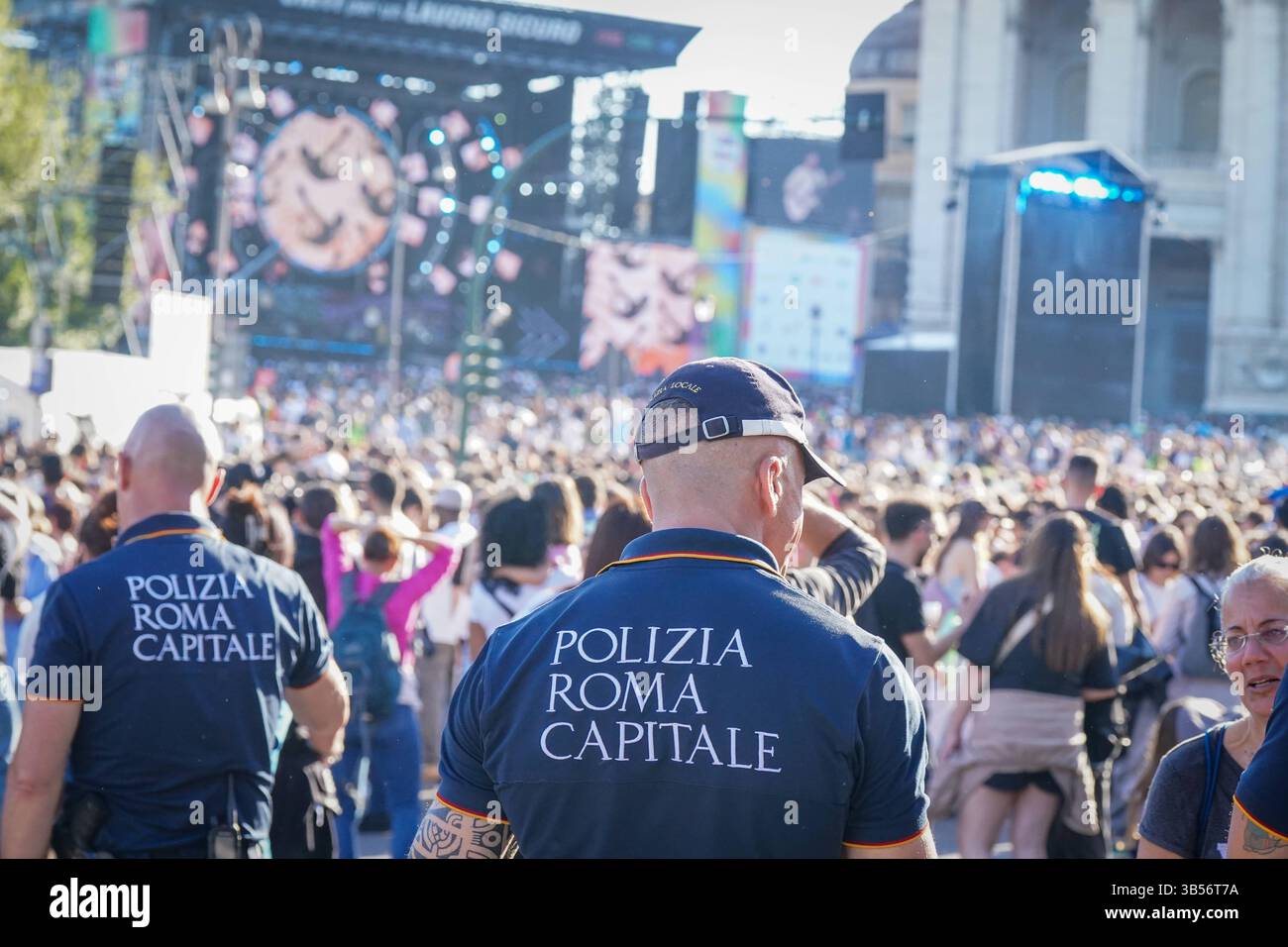 Polizia Roma Capitale beim Primo-Maggio-Konzert 2025 Rom, Italien, Europa, Primo Maggio 2025, Konzert, Tag der Arbeit, Polizeipräsenz, Polizia Roma Capitale, Sicherheit, Menschenmenge, CGIL CISL UIL, Ordnungskräfte, Großveranstaltung, 1. Mai, Stadtpolizei, Kontrolle, Gesellschaft, Veranstaltung *** Polizia Roma Capitale beim Primo Maggio Concert 2025 Rom, Italien, Europa, Primo Maggio 2025, Konzert, Labor Day, Polizeipräsenz, Polizia Roma Capitale, Sicherheit, Menschenmenge, CGIL CISL UIL, Strafverfolgung, Großveranstaltung, Maitag, Stadtpolizei, Kontrolle, Gesellschaft, Veranstaltung Copyright: xJOERANxSTEINSIEKx Stockfoto