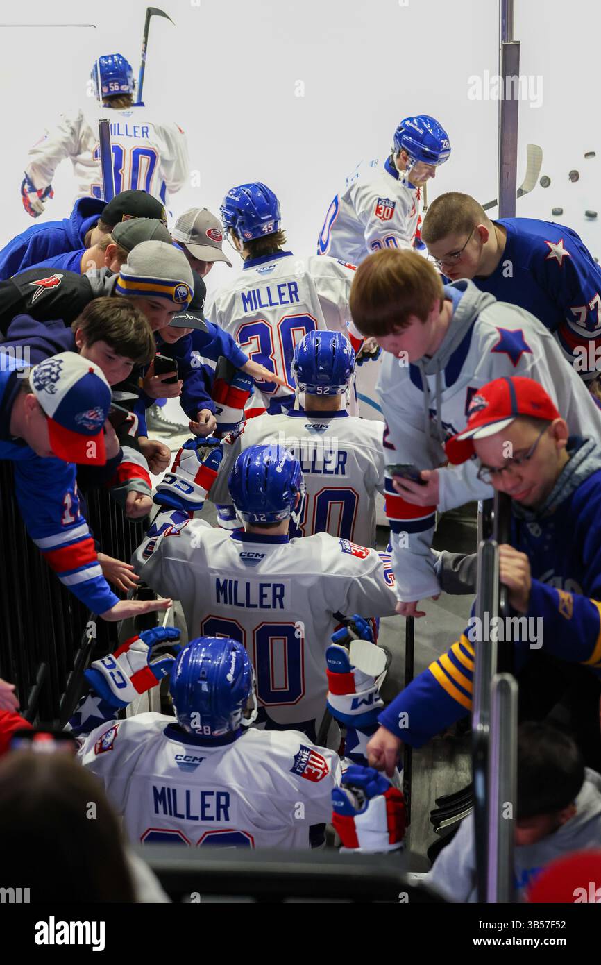 Rochester, New York, USA. April 2025. Rochester American-Spieler nehmen das Eis für Aufwärmübungen in einem Ryan Miller Tribute Trikot, bevor sie gegen Laval Rocket spielen. Die Rochester Americans veranstalteten die Laval Rocket in der Hall of Fame Night zu Ehren von Ryan Miller in einem Spiel der American Hockey League in der Blue Cross Arena in Rochester, New York. (Jonathan Tenca/CSM). Quelle: csm/Alamy Live News Stockfoto