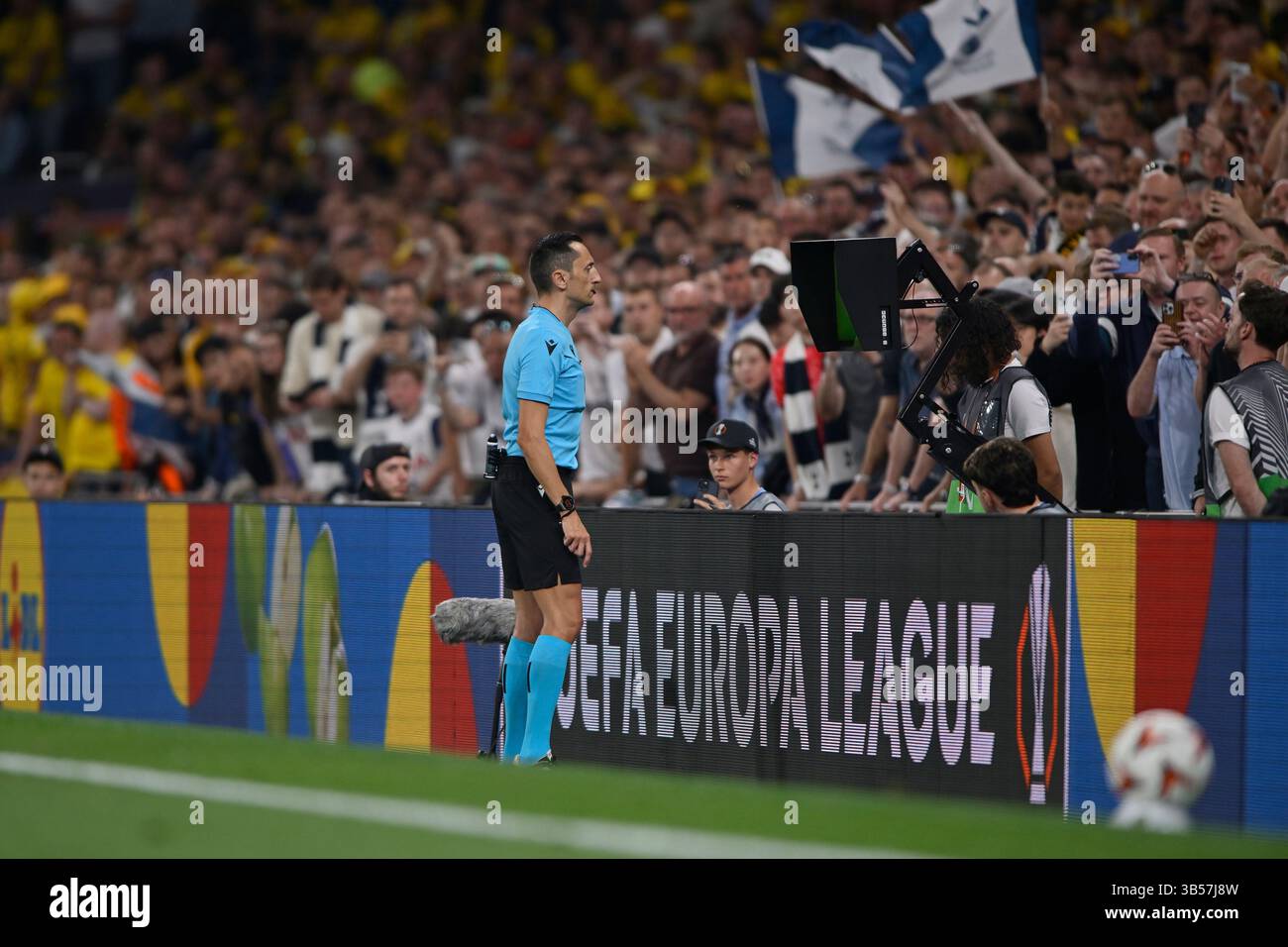 London, Großbritannien. Mai 2025. Schiedsrichter Jose Maria Sanchez Martinez überprüft den VAR-Monitor, bevor er Spurs einen Elfmeterschieß gewährt. Beim Halbfinale der UEFA Europa League gegen Bodo/Glimt im Tottenham Hotspur Stadium London. Dieses Bild ist NUR für REDAKTIONELLE ZWECKE bestimmt. Für jede andere Verwendung ist eine Lizenz von Football DataCo erforderlich. Quelle: MARTIN DALTON/Alamy Live News Stockfoto