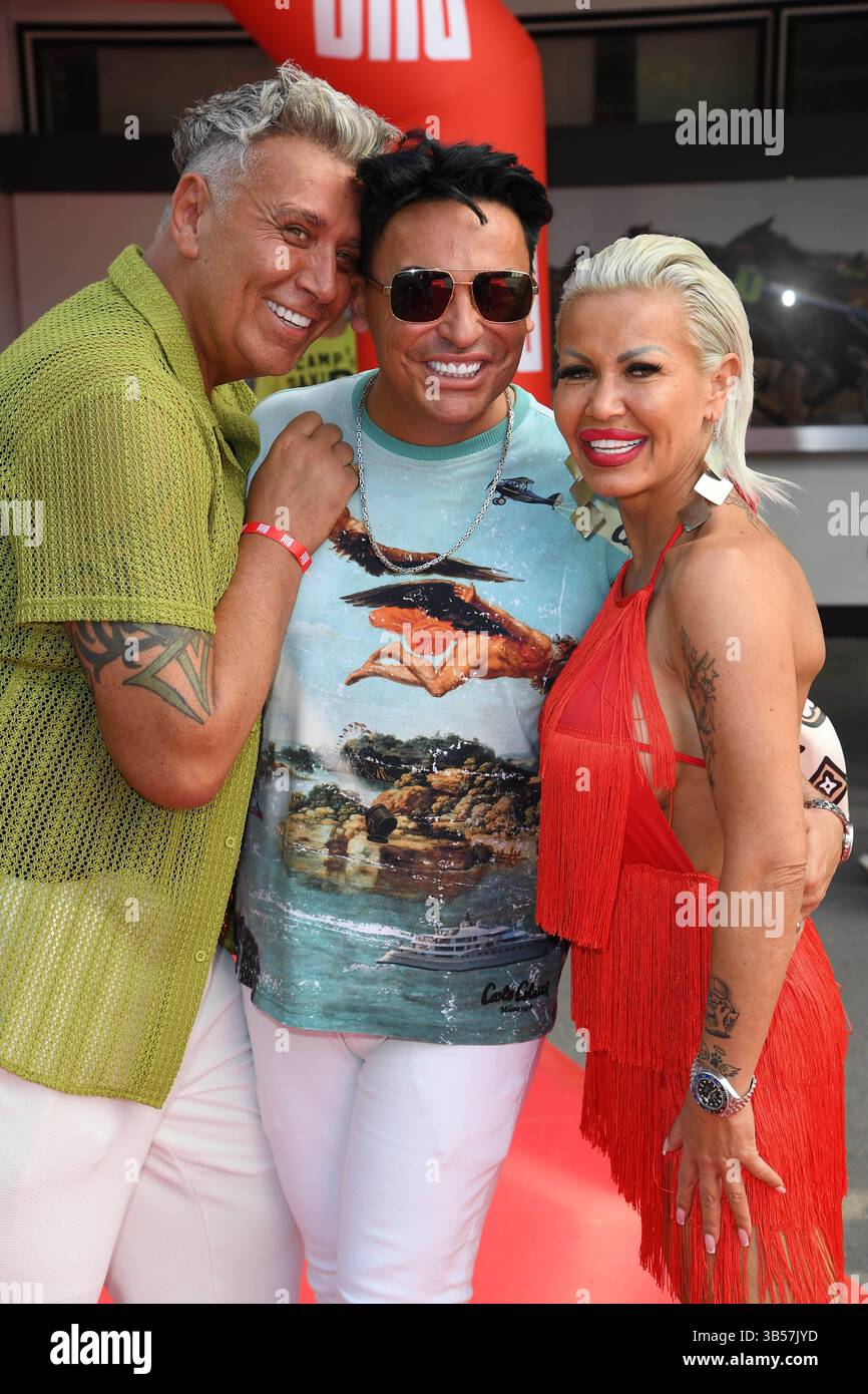 Frank Fussbroich, Matthias Mangiapane, Ginger Costello-Wollersheim beim Bild-RENNTAG auf der Trabrennbahn in Gelsenkirchen am 01.05.2025 *** Frank Fussbroich, Matthias Mangiapane, Ginger Costello Wollersheim bei der Bild RENNTAG auf der Trabrennbahn in Gelsenkirchen am 01 05 2025 Stockfoto