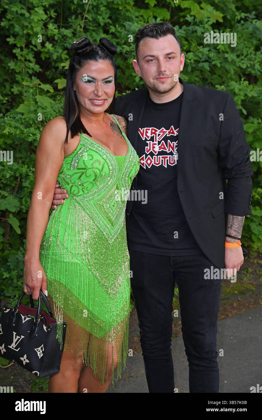 Jasmin Herren mit Freund Philipp Bender beim Bild-RENNTAG auf der Trabrennbahn in Gelsenkirchen am 01.05.2025 *** Jasmin Herren mit Freund Philipp Bender bei der Bild RENNTAG auf der Trabrennbahn in Gelsenkirchen am 01 05 2025 Stockfoto