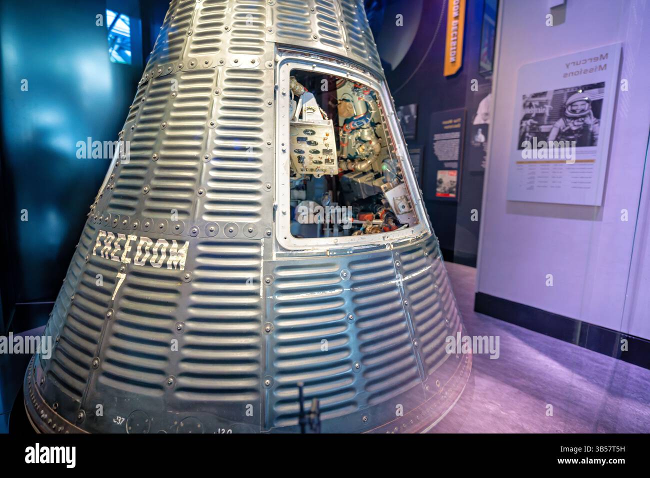 WASHINGTON DC – Freedom 7, die Mercury-Raumsonde, die am 5. Mai 1961 den Astronauten Alan Shepard auf Amerikas erstem menschlichen Raumflug transportierte, wurde im National Air and Space Museum ausgestellt. Diese historische Kapsel, offiziell als Mercury-Redstone 3 bezeichnet, vollendete eine 15-minütige suborbitale Mission, die eine Höhe von 116 Meilen erreichte, bevor sie im Atlantischen Ozean niederspritzte. Die ikonische Raumsonde stellt einen entscheidenden Moment im US-sowjetischen Weltraumrennen dar und startete Amerikas menschliches Raumfahrtprogramm, das schließlich zur Mondlandung des Apollo führen sollte. Stockfoto