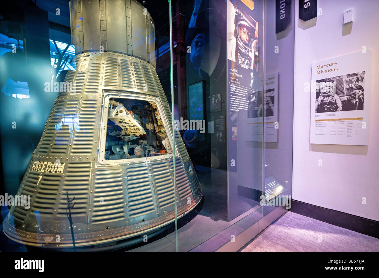 Smithsonian National Museum of Air and Space in der National Mall Washington DC | WASHINGTON D.C., Vereinigte Staaten — die Mercury Capsule Freedom 7 befindet sich neben Ausstellungsflächen über Astronaut Alan Shepard im National Air and Space Museum. Shepard steuerte dieses Raumschiff 1961 auf Amerikas erstem bemannten Raumflug, eine suborbitale Mission, die etwa 15 Minuten dauerte. Die umliegende Ausstellung zeigt die sechs Mercury-Missionen, die zwischen 1961 und 1963 geflogen wurden, das Programm, das den Weg nach Gemini und Apollo ebnete. Stockfoto