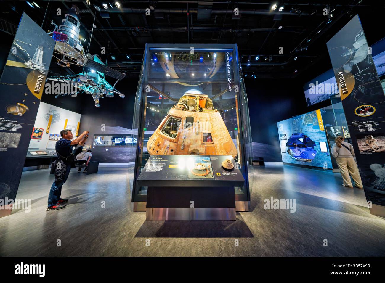 WASHINGTON DC – das Apollo 11 Command Module „Columbia“ wird in der Ausstellung „Destination Moon“ im National Air and Space Museum ausgestellt. Dieses historische Raumschiff trug die Astronauten Neil Armstrong, Buzz Aldrin und Michael Collins auf der ersten Mondlandungsmission der Menschheit im Juli 1969. Columbia, der einzige Teil der Apollo-11-Raumsonde, der zur Erde zurückkehrte, beschützte die Besatzung während des feurigen Eintritts in die Erdatmosphäre, bevor sie am 24. Juli 1969 im Pazifischen Ozean niederspritzte. Das Kommandomodul wurde vom Museum zum „Meilenstein des Fluges“ erklärt und war ein Herzstück der Smit Stockfoto