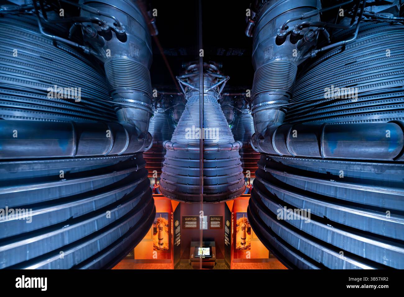WASHINGTON DC – die F-1-Raketentriebwerke in der Ausstellung „Apollo to the Moon“ im National Air and Space Museum nutzen eine innovative Spiegelanordnung, um die Illusion eines kompletten fünfmotorigen Clusters aus der ersten Phase des Saturn V zu erzeugen. Die Ausstellung kombiniert ein komplettes F-1-Triebwerk mit einem Viertelschnitt, der strategisch mit Spiegeln positioniert ist, um einen visuellen Effekt des gesamten Triebwerks zu erzeugen, der die riesige Saturn-V-Mondrakete antreibt. Diese intelligente Displaytechnik ermöglicht es Besuchern, sowohl die externe Konfiguration als auch die internen Komponenten der leistungsstarken Motoren zu sehen Stockfoto