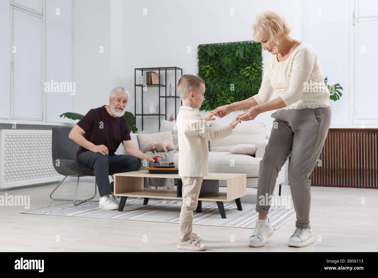 Die Großeltern und ihr Enkel haben zu Hause Spaß Stockfoto