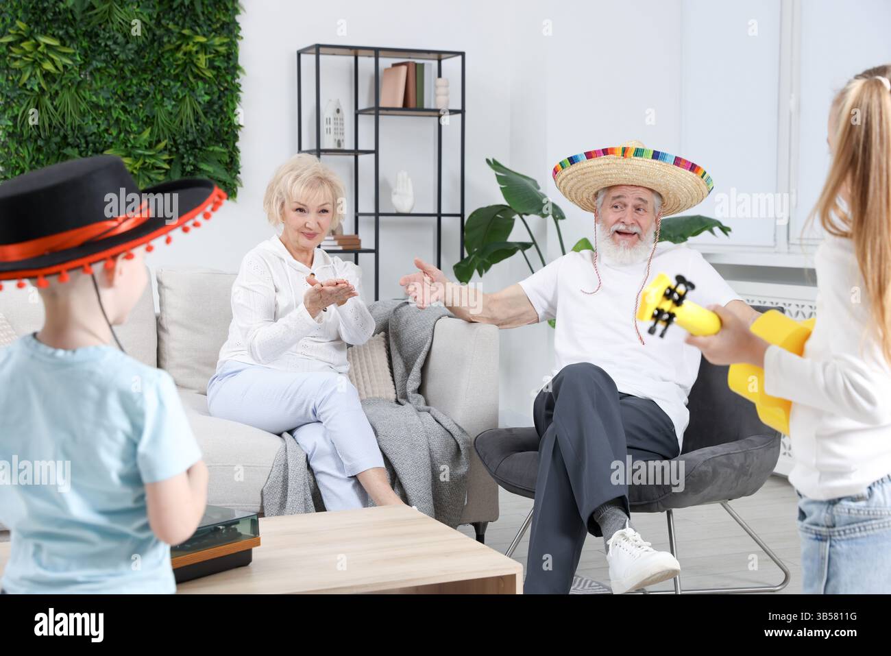 Großeltern und Enkelkinder, die zu Hause Spaß haben Stockfoto